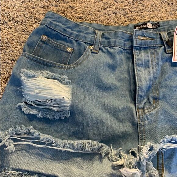 Boohoo Womens Cut Out Hem Fray Denim Mom Shorts | size 10 - Picture 3 of 6